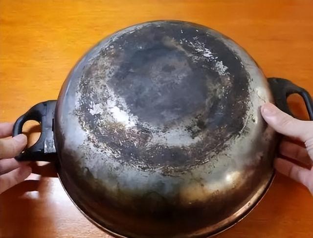 不锈钢锅外烧得发黑,千万别再用钢丝球刷了,学会科学的清理方法,轻松