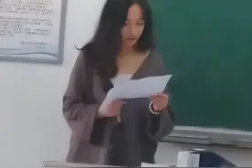 高校女教师走红，独具“港风”气质，家长的看法却不太友好图片