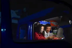 卡车夫妻的真实生活，一天24小时都在车上，一到夜晚最难熬图片