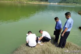 漂浮物“歼灭战”化浊为清，千里乌江美如画图片