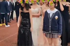 全网热议！高三女生成人礼没穿晚礼服被群嘲，网友评论区一边倒图片