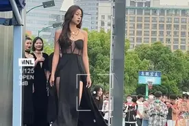 安徽一高校春夏时装秀，女大学生着装清凉，显露年轻人的自信图片