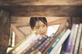 韩国美女模特酒店床上妖娆美腿性感ol装写真图片