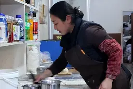 安徽90后女子被称为“扶弟魔天花板”：卖饼12年给弟弟买房买车，别人不理解没关系图片