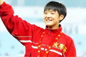 她是世界冠军却被长期殴打，结婚第二天父亲离世，如今美得认不出图片