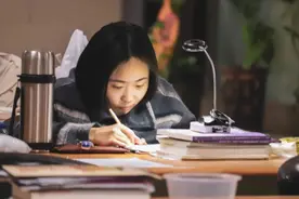 职高生逆袭考上北大研究生，分享心路历程，评论区却满是质疑图片