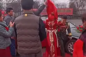 山东一新娘刚被新郎扶下婚车，围观大爷竟嬉笑上前，一把掀开盖头图片