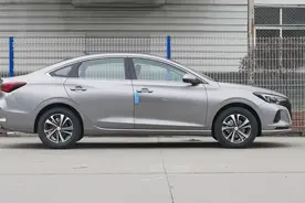 长安汽车拿出诚意了，9万多能买逸动PLUS，长4730mm还配蓝鲸1.4T图片