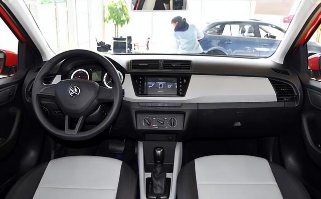 晶锐和polo哪个好？女生买polo还是晶锐