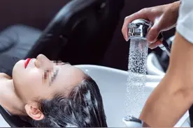 俗话说：“人洗三头，命比纸薄”，冬季这3个时间段千万别洗头！图片