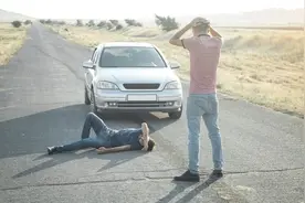 单位的车没买保险，出了事故，单位让司机自己赔，合理吗？图片