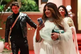 印度女星朴雅卡穿纱丽过节，明显胖了，小10岁丈夫牵手岳母很孝顺图片