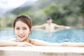 微小说：旅游途中邂逅穷游女，发生的一段孽缘图片