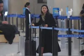 王小丫罕见走机场，圆脸梳大背头穿长外套也霸气，素颜真有阔太相图片