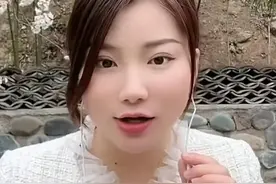 50岁时他捡了个弃婴，24年后养女把74的他扛肩上，看天安门升国旗图片