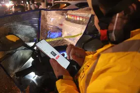 跨年夜仍在忙碌的外卖骑手：把订单送到每一户门口，温暖每个客人图片