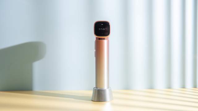 专为呵护面部肌肤设计，⼗九岁胶原锤射频美容仪让你重拾年轻弹性