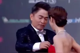 当众强吻30岁女儿，毫无避讳的暴露隐私，没有边界感的父母太可怕图片