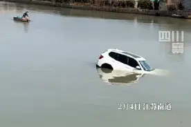 江苏南通，两大爷划船游泳救回坠河女司机图片