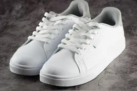 白鞋发黄变脏别用水洗，教你一招清洗方法，洗出来和新的一样图片