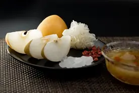 教你冰糖蒸雪梨的正确做法，不仅美味，还能润肺止咳!图片