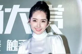 郭碧婷终于有阔太的贵气了，抹胸裙里配缎面衬衫，高级又优雅图片