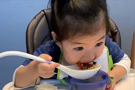 宝宝早晨起床，先喝奶还是先吃饭？顺序真的有讲究，你做对了吗？图片