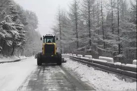 108国道、210国道山区部分路段路面积雪结冰已全部清理完毕图片