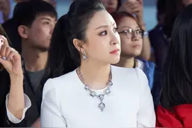 她出生医学世家，却成了演员，当了老师，做了制片人，今幸福美满图片
