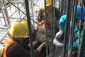 惊险！一女子身体被钢筋刺穿腹部图片