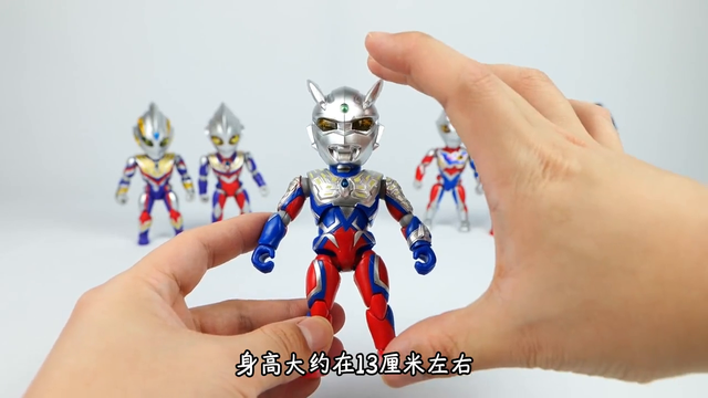 开箱灵动创想Q版英雄传第1弹，试玩可爱的大头奥特曼