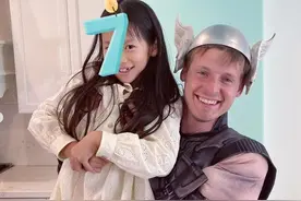 陈露为女儿庆生！白人男子意外出镜，与女儿亲密互动关系不一般图片