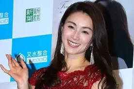 52岁酒井法子也难逃“中年发福”，穿蕾丝裙紧绷，看脸却还挺清纯图片