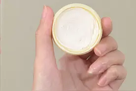 女人再节约，3种化妆品多用用，简单漂亮图片