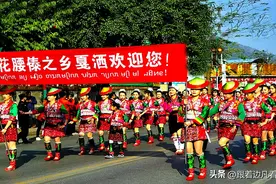 红河谷畔花腰傣之乡一年一度的“花腰傣花街节”图片
