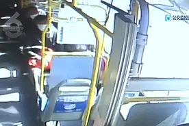 砰！行驶中的公交车窗突然被砸碎！@昆明司机，小心这路段的石块图片