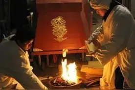 在传统习俗里，起棺前为何一定要“摔盆”？其实背后有着深刻寓意图片