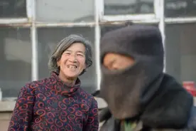 新疆男孩3岁被狼咬掉半张脸，13岁被父亲赶出家门，后来儿女双全图片