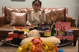 重庆励志女孩豆豆现场观看央视春晚 最喜欢看岳云鹏的相声图片