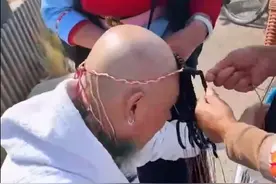 景区奶奶给光头男扎辫子，好一个“无中生发”图片