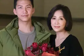 和梁朝伟没娃，58岁刘嘉玲晒和干儿子康康合照感慨“一晃眼一米八”，曾称和他有前世缘分：我们好像失散很久图片