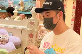 陈赫带女儿现身迪士尼被偶遇 买一堆玩偶超宠娃图片