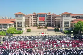 奋力拼搏迎新期 青春昂扬不负己——郑州市第七高级中学2023年秋季开学典礼暨升旗仪式图片
