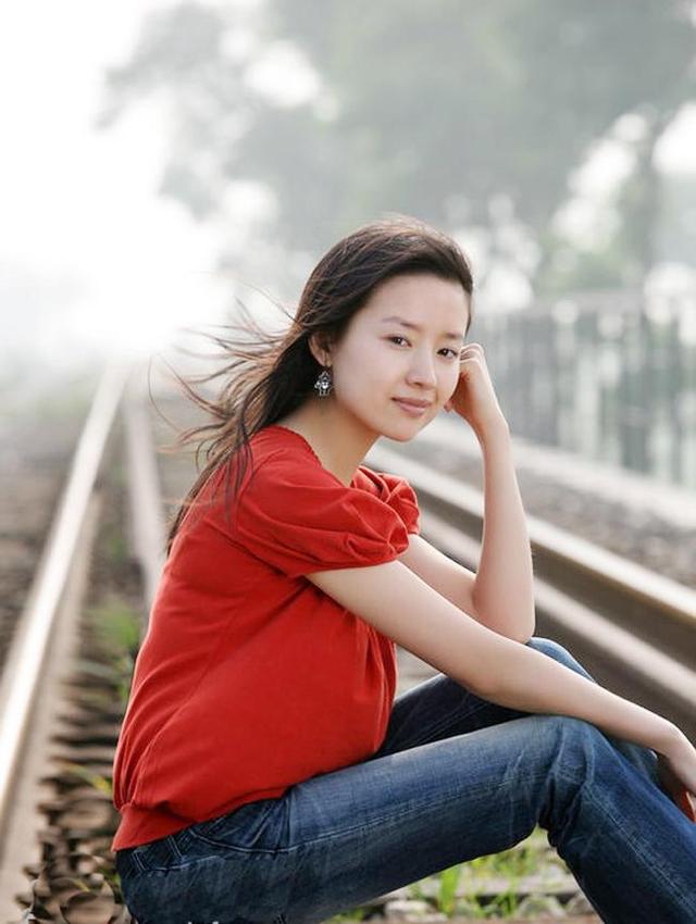 潘粤明与董洁离婚8年：他摆脱抑郁收获真爱，她带儿子苦度光阴