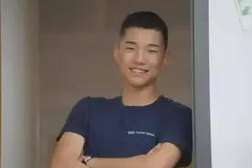 单亲爸爸带娃18年，给娃做饭十年不重样，儿子19岁留学后却自杀了图片