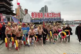 今天，3000多名海内外“泳士”横渡邕江！最大85岁，最小4岁→图片