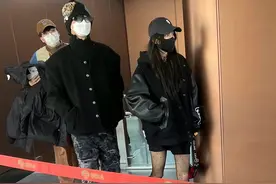 杨幂也太爱美了！大冷天穿黑丝袜配棒球服，要风度不要温度真窈窕图片