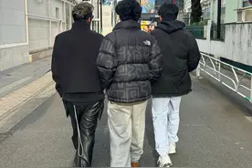 年初一，谢霆锋与两个儿子的合影公开，三父子一样高就像兄弟图片