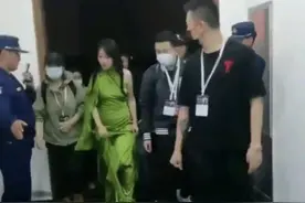52岁杨钰莹穿紧身裙被疑怀孕，小腹隆起似西瓜，平地走路多人搀扶图片