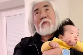 74岁张纪中穿着保暖裤在美国豪宅哄睡3个月小女儿，累到仰天长叹图片